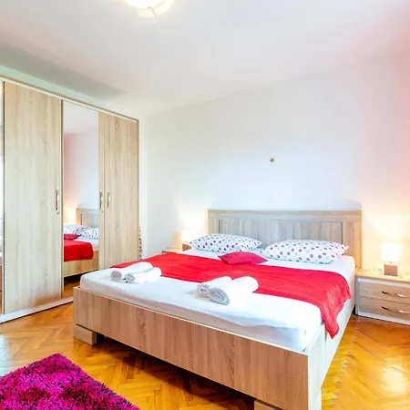 Gorgeous Apartment In Duce With Wifi Exterior photo