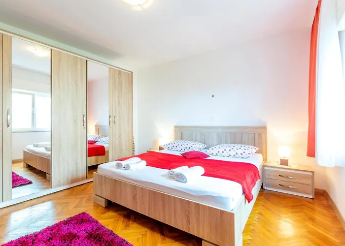 Gorgeous Apartment In Duce With Wifi